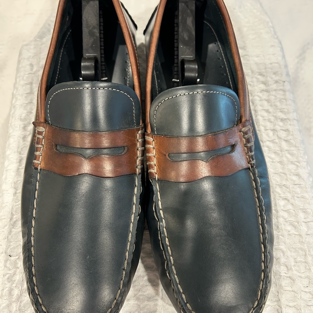Sophisticated Black and Brown Leather Loafers with Slip-On Design
